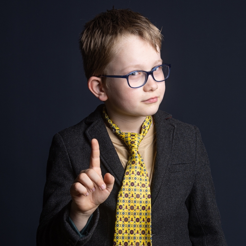 chłopiec w okularach i żółtym krawacie