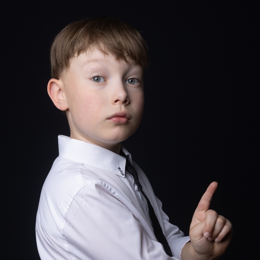 chłopiec w białej koszuli i czarnym krawacie