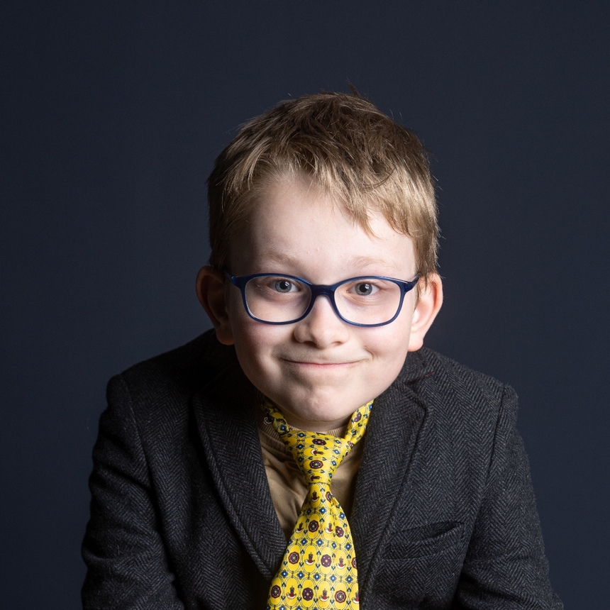 chłopiec w okularach i żółtym krawacie
